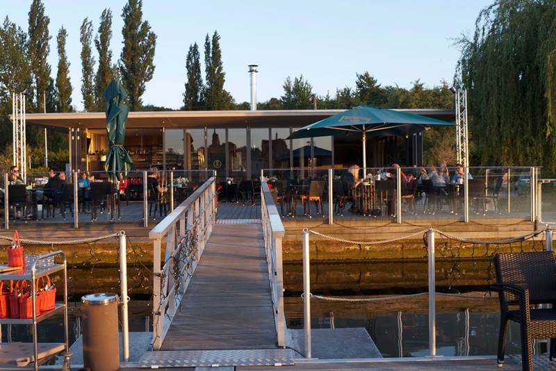 Restaurant von der schwimmenden Terrasse aus